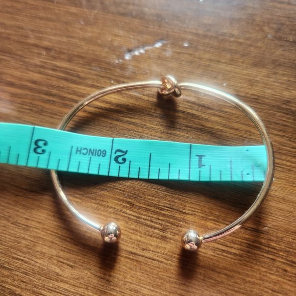 2.75" Gold Tone Knot Bracelet Simple Design Fashion NWT Casual Adjustable Style - Picture 2 of 2